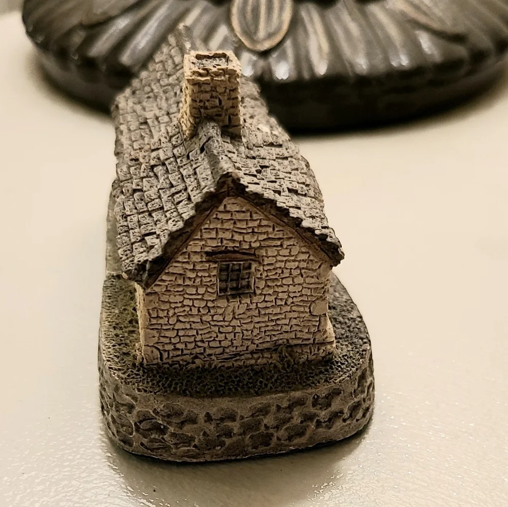 David Winter Figurine - The Blacksmith's Cottage